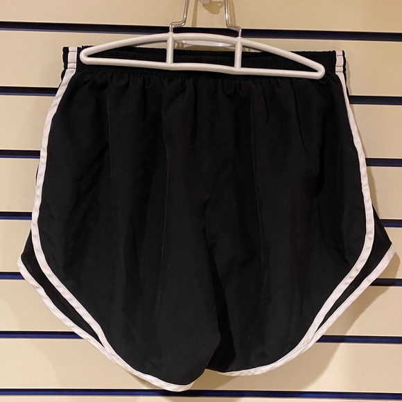 M Nike shorts in black & white - Picture 2 of 3